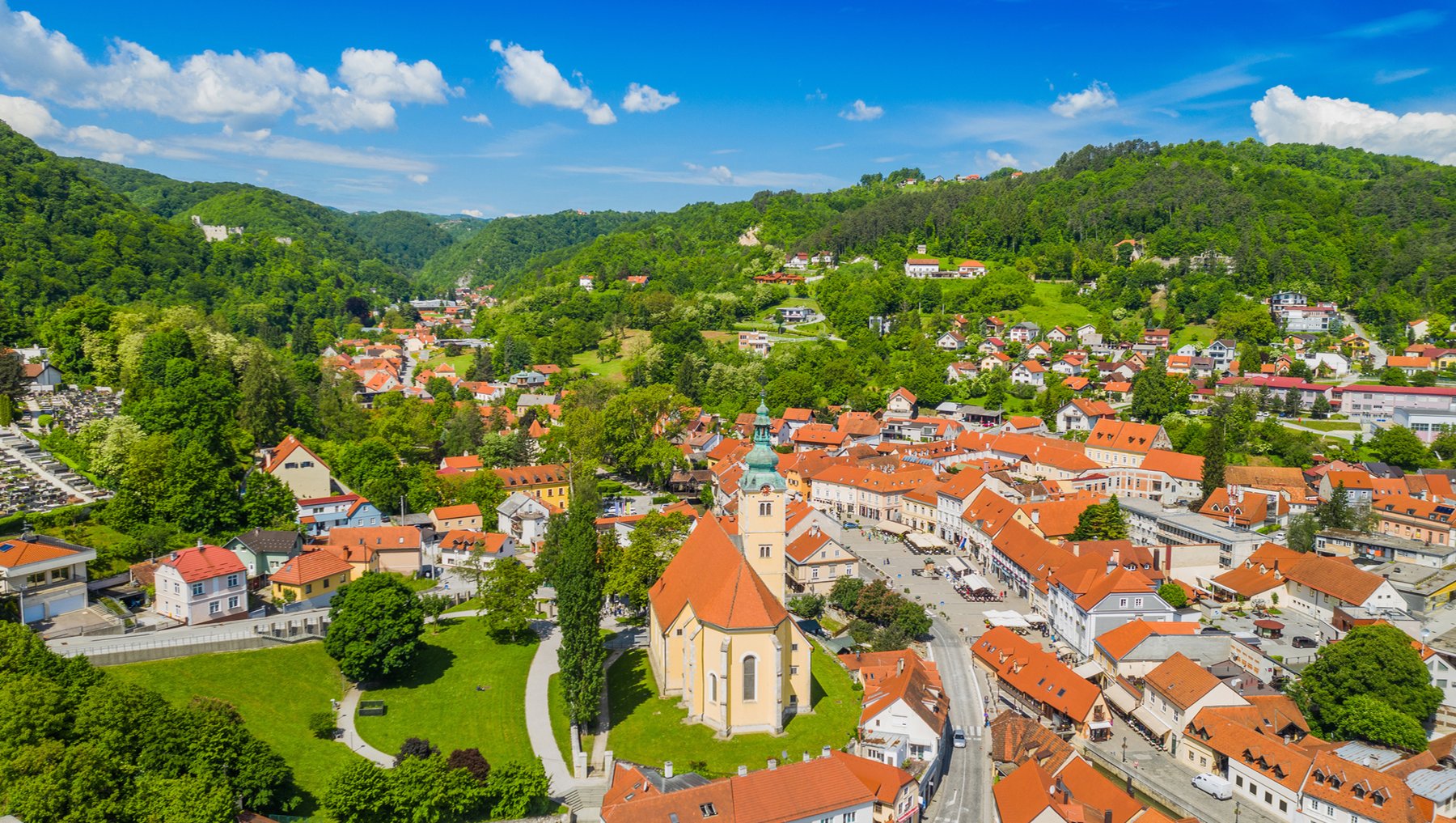 Samobor — pogled iz zraka na centar grada i okolne gore